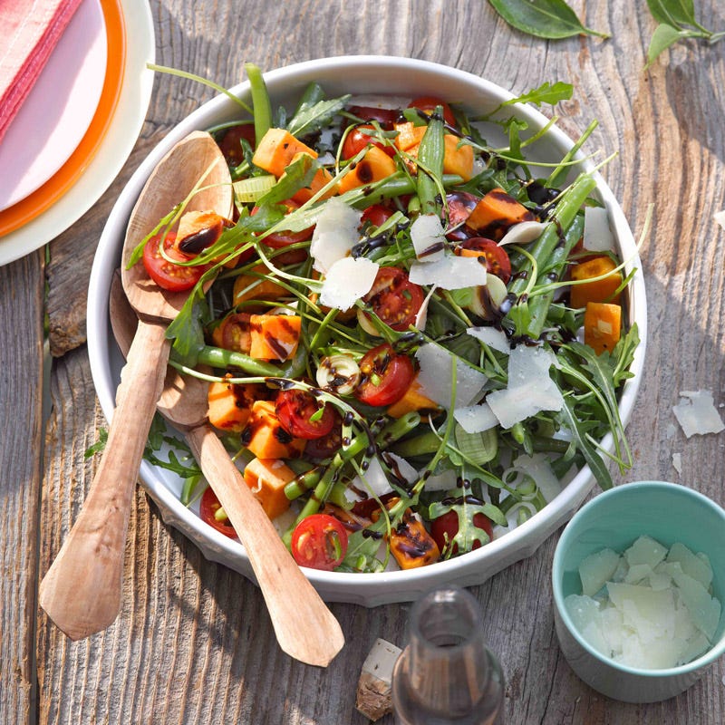 Süßkartoffelsalat mit Rucola und Parmesan