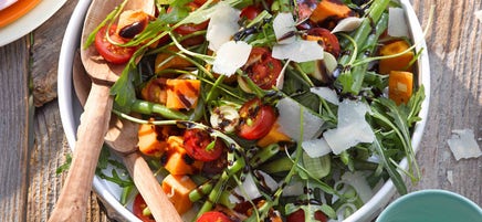 Süßkartoffelsalat mit Rucola und Parmesan