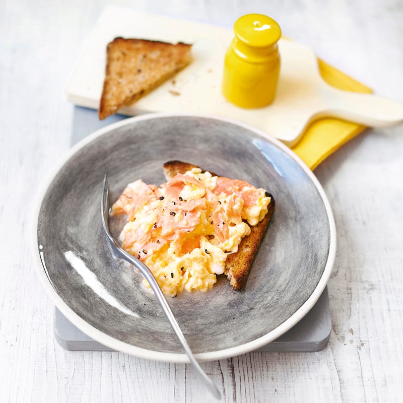 Rührei mit geräuchertem Lachs