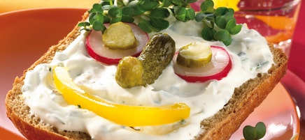 Fröhliche Brötchen mit Kräuterquark
