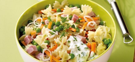 Nudelsalat mit Schinken und Erbsen
