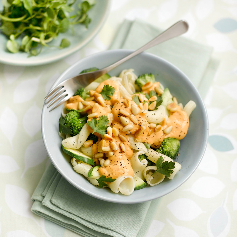 Foto Pasta mit cremiger Gemüsesauce und Pinienkernen von WW