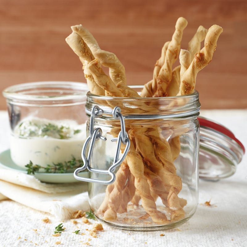 Knusperstangen mit Ziegenkäsedip