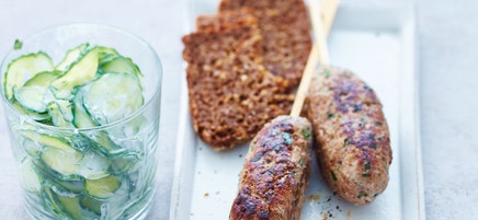 Hackspieße an Gurkensalat