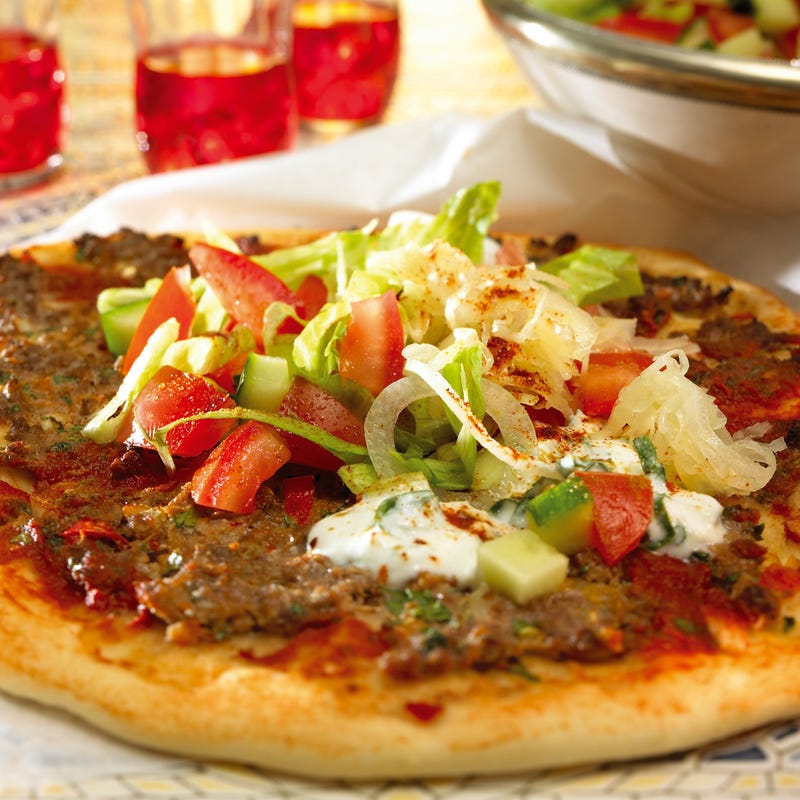 Foto Türkische Pizza mit Salat (Lahmacun) von WW