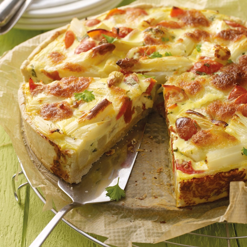 Spargelquiche mit Tomaten und Basilikum