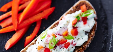 Kerniges Roggenbrot mit Paprikafrischkäse