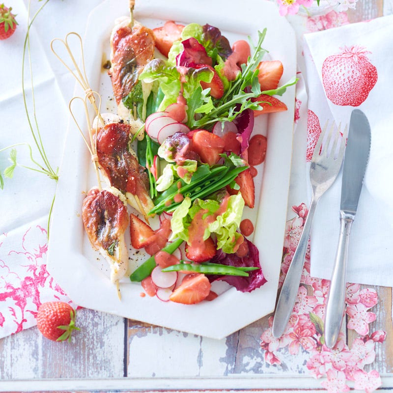 Erdbeersalat mit Hähnchensaltimbocca