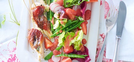 Erdbeersalat mit Hähnchensaltimbocca