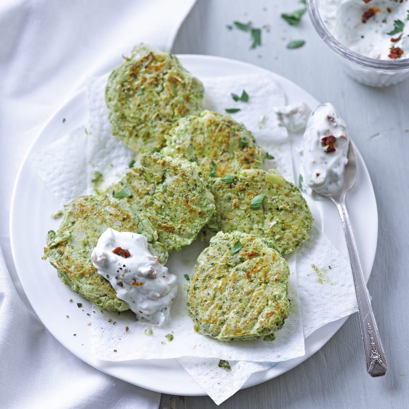 Broccolitaler mit Joghurtdip