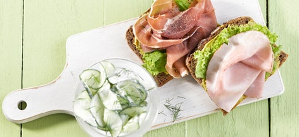 Schinkenbrot mit Gurkensalat