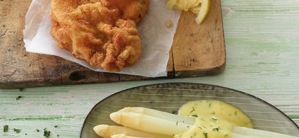 Kalbsschnitzel mit Spargel und Sauce Hollandaise
