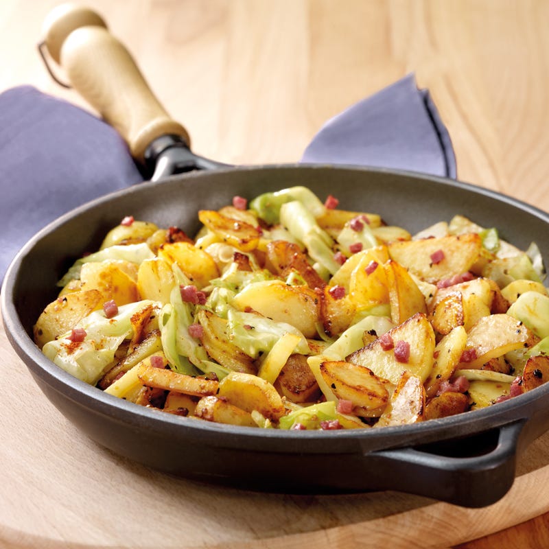 Bratkartoffelpfanne mit Spitzkohl