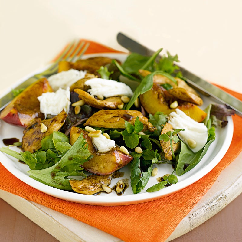 Hähnchensalat mit Pfirsich und Mozzarella Rezept | WW Deutschland Hähnchensalat mit Pfirsich und Mozzarella Rezept | WW Deutschland