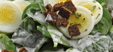 Spinatsalat mit Joghurt-Kräuter-Dressing
