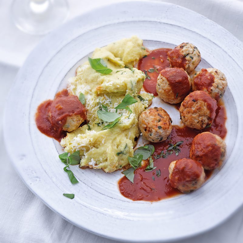 Parmesanpolenta mit italienischer Hackbällchensauce