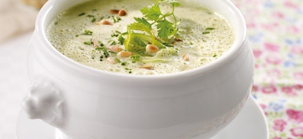 Kräutercremesuppe mit gerösteten Pinienkernen