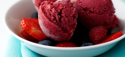 Joghurteis mit Waldbeeren