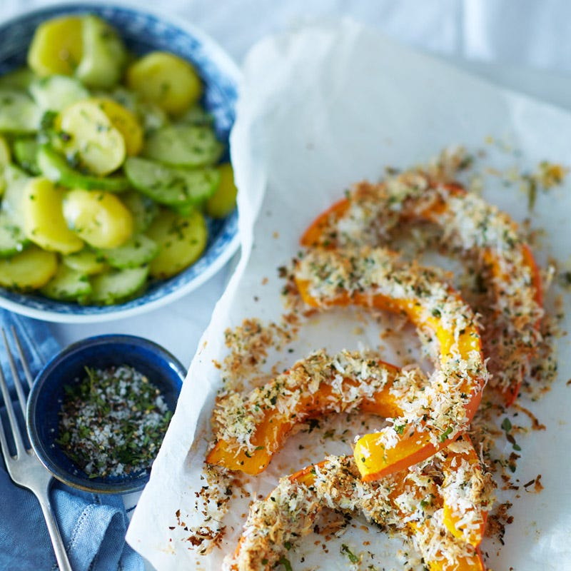 Kürbisschnitzel mit Kokos-Kräuter-Panade mit süß-saurem Kartoffel-Gurkensalat