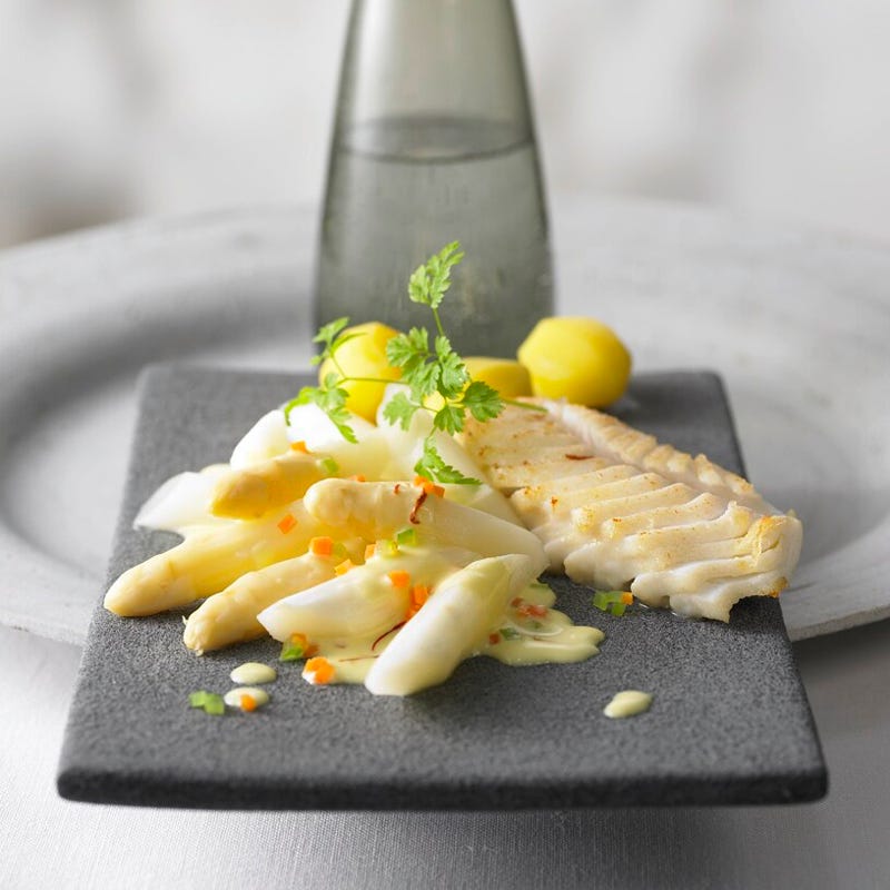 Kabeljau mit weißem Spargel in Safransoße