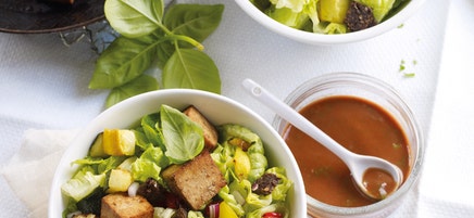 Brotsalat mit mariniertem Tofu