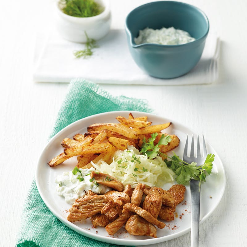 Foto Gyros mit Ofenpommes, Krautsalat und Kräuterdip von WW