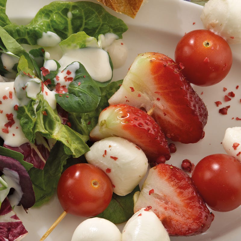 Erdbeer–Mozzarella–Spieße mit rosa Pfeffer