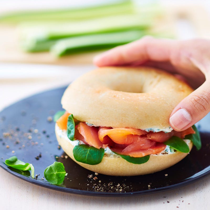 Bagel mit Lachs und Meerrettichaufstrich