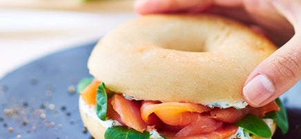 Bagel mit Lachs und Meerrettichaufstrich