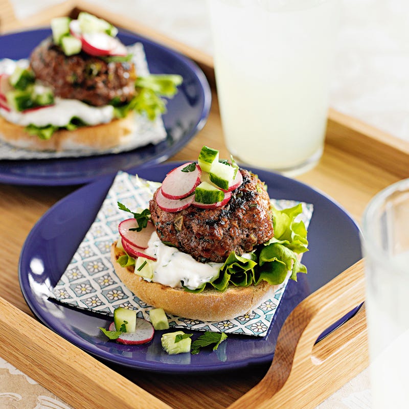 Foto Minzburger mit Radieschen- und Gurkensalat von WW