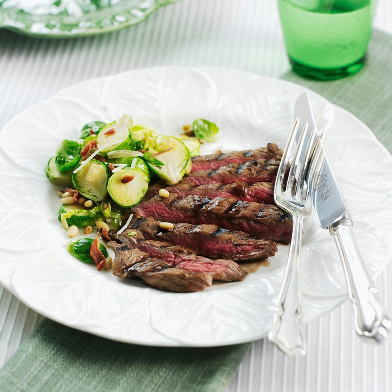 Foto Minutensteaks mit warmem Rosenkohlsalat von WW