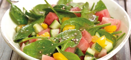Spinatsalat mit Wassermelonenwürfeln