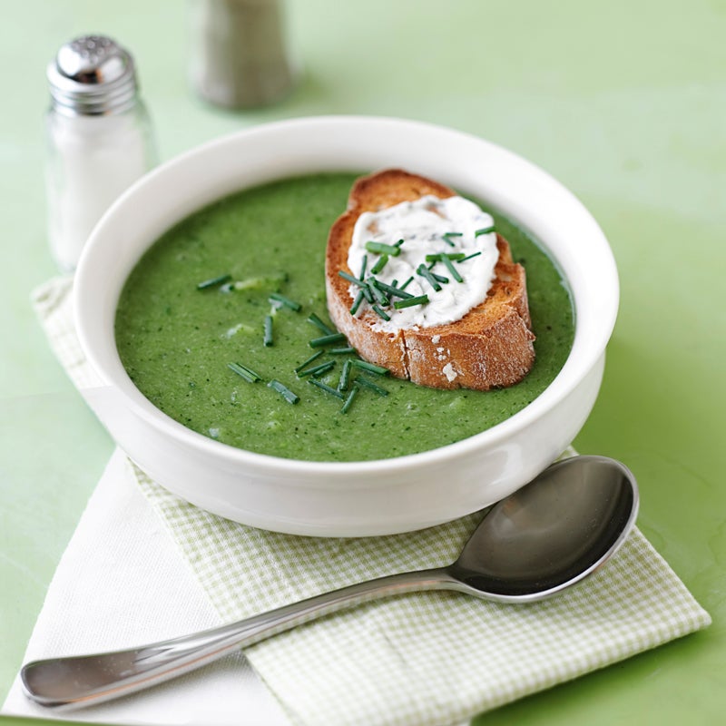 Brokkoli-Suppe mit Käsecroûtons Rezept | WW Deutschland Brokkoli-Suppe mit Käsecroûtons Rezept | WW Deutschland