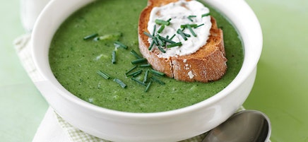Brokkoli-Suppe mit Käsecroûtons