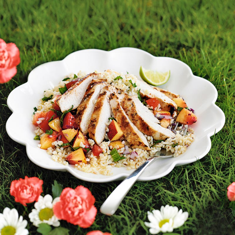 Bulgursalat mit Hähnchen und Nektarinen-Tomatensauce