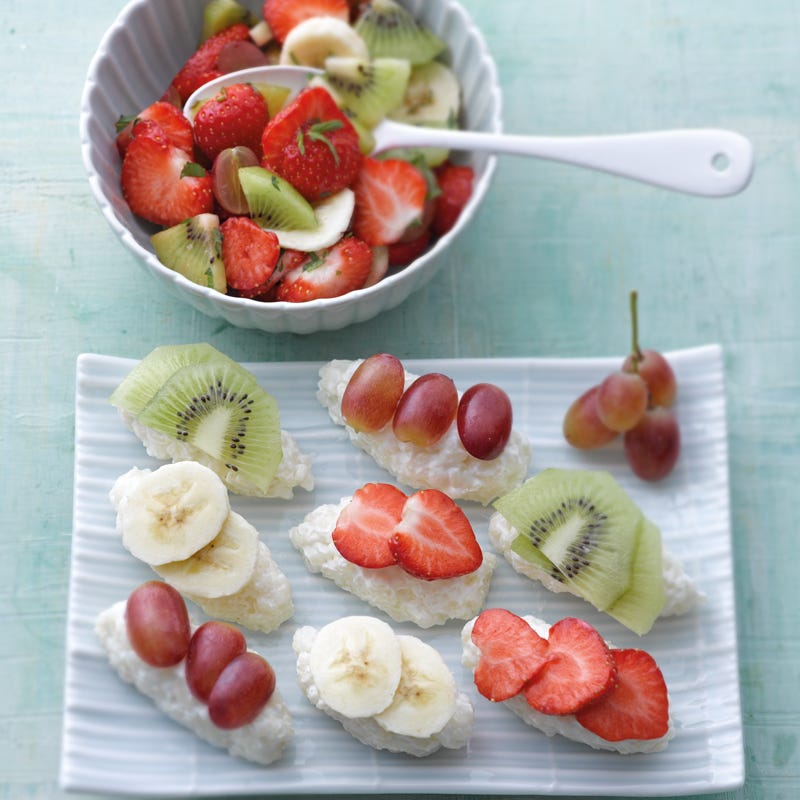 Süßes Milchreisnigiri mit Obstsalat