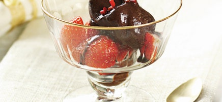 Chili-Schoko-Sorbet mit Erdbeeren