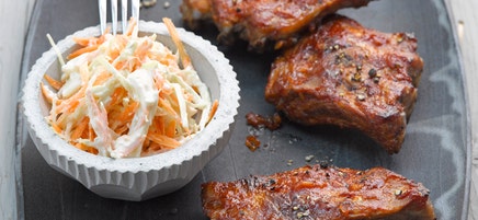 BBQ-Spareribs mit Coleslaw
