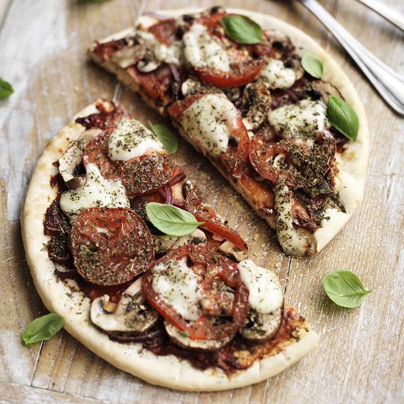 Pizza mit Champignons und Mozzarella