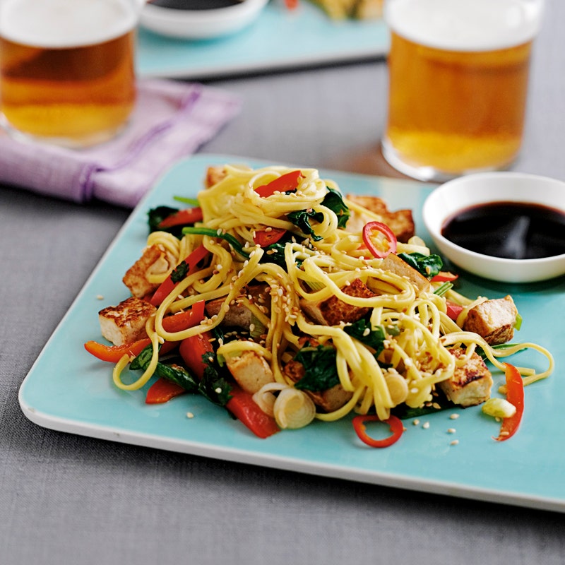 Asianudeln mit Spinat und roten Paprika