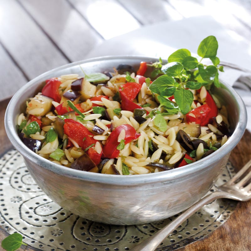 Griechischer Kritharakisalat mit Oliven