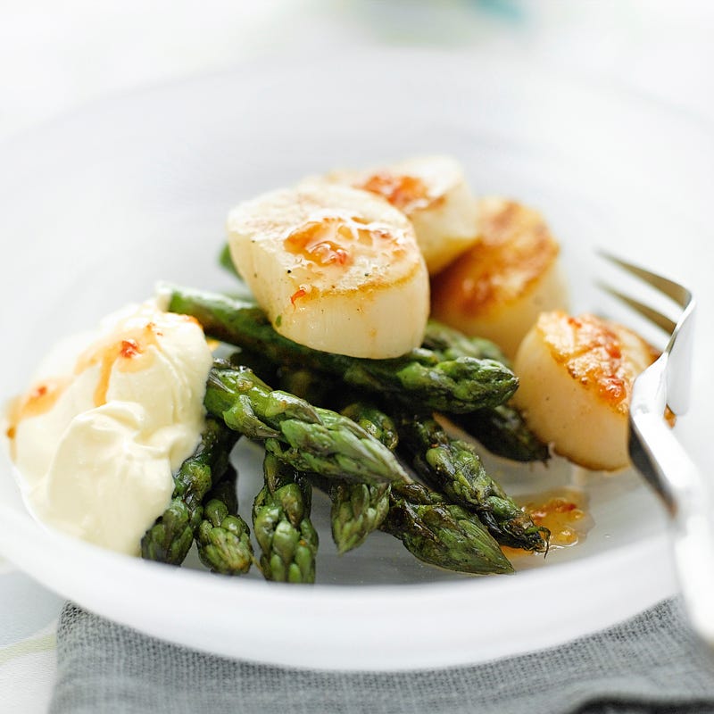 Gegrillte Jakobsmuscheln mit grünem Spargel