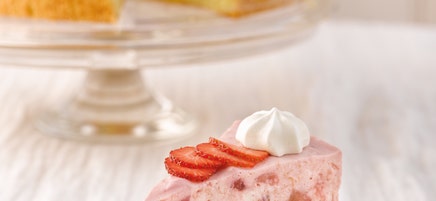 Erdbeer-Rhabarber-Torte mit Baiser