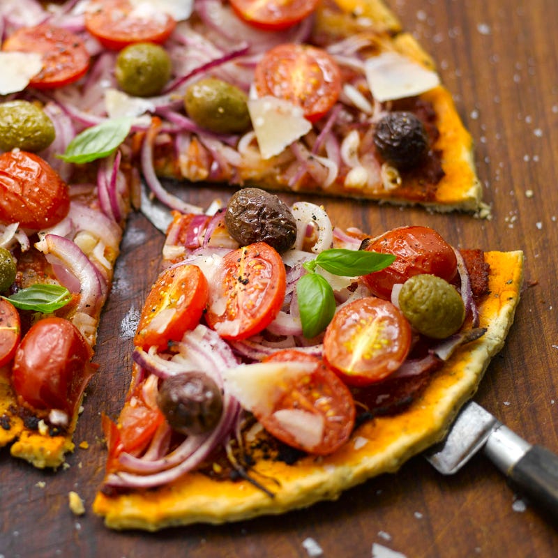 Foto Leichte Pizza mit Tomaten und Oliven von WW