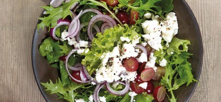 Gemischter Blattsalat mit Trauben und Schafskäse