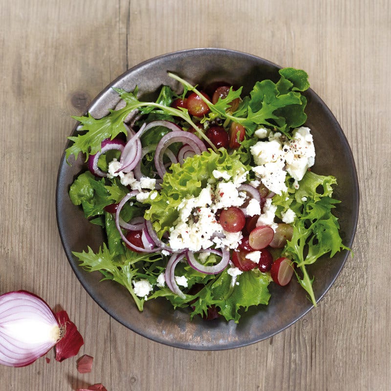 Gemischter Blattsalat mit Trauben und Schafskäse
