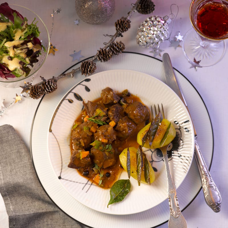 Foto Wildgulasch mit Lorbeerkartoffeln und Salat von WW