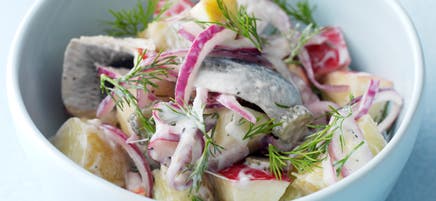 Heringssalat mit Kartoffeln und frischen Äpfeln