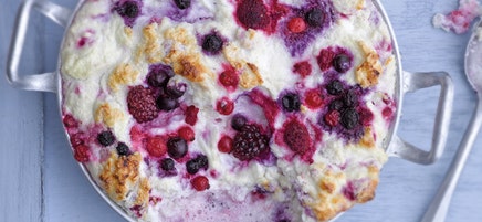 Saftiger Quarkauflauf mit Beeren