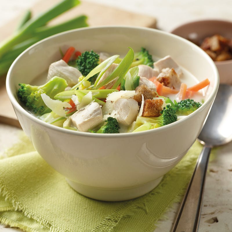 Broccolisuppe mit Hähnchenwürfeln